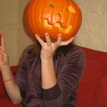 YouGend schnitzt Kürbisse